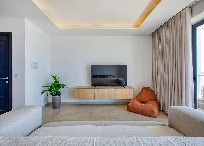 Deluxe 3br Seafront Apartment St. Paul's Bay