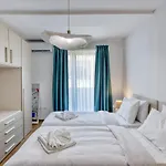 Deluxe 3br Seafront Апартаменты *